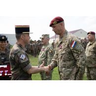 Le colonel Philippe Le Duc décore le major Ott de la médaille de la Défense nationale échelon bronze à Cincu, en Roumanie.