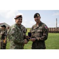 Le major général Dorin Toma décore un lieutenant luxembourgeois de la médaille d'honneur roumaine à Cincu, en Roumanie.