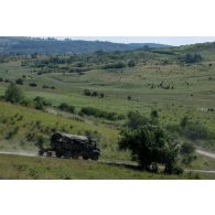 Déplacement d'un mortier de 120 mm rayé tracté (MO-120 RT) par un camion GBC-180 sur le champ de tir de Cincu, en Roumanie.
