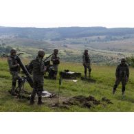 Des artilleurs roumains du 206e bataillon d'artillerie mettent un mortier M1982 de 120 mm en batterie sur le champ de tir de Cincu, en Roumanie.
