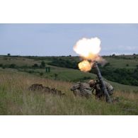 Des artilleurs roumains du 206e bataillon d'artillerie préparent un tir au mortier M1982 de 120 mm en batterie sur le champ de tir de Cincu, en Roumanie.