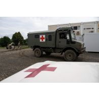 Une ambulance Unimog U1300L de la Composante médicale belge stationne devant l'entrée du Rôle 1 de Cincu, en Roumanie.