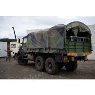Un personnel du Service de santé des armées (SSA) guide un camion GBC-180 à son arrivée au Rôle 1 de Cincu, en Roumanie.