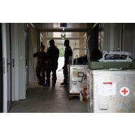 L'équipe médicale du Service de santé des armées (SSA) s'installe dans ses nouveaux locaux au Rôle 1 de Cincu, en Roumanie.