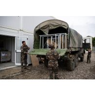 L'équipe médicale du Service de santé des armées (SSA) décharge du matériel depuis un camion GBC-180 dans les nouveaux locaux du Rôle 1 de Cincu, en Roumanie.