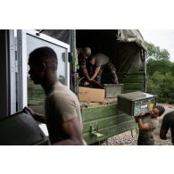 L'équipe médicale du Service de santé des armées (SSA) décharge du matériel depuis un camion GBC-180 dans les nouveaux locaux du Rôle 1 de Cincu, en Roumanie.