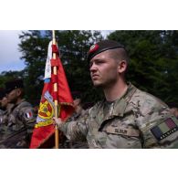 Portrait du porte-drapeau du régiment Libération-5e de ligne pour la cérémonie de la fête nationale française à Cincu, en Roumanie.