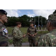 Le colonel Ioan Marian Cristurean discute avec un chef de bataillon du 35e régiment d'infanterie (RI) pour la cérémonie de la fête nationale à Cincu, en Roumanie.