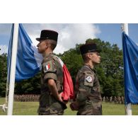 Portrait de gardes au drapeau du 35e régiment d'infanterie (RI) pour la fête nationale à Cincu, en Roumanie.