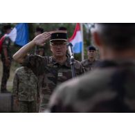 Le lieutenant-colonel Pierre Houdaille du 152e régiment d'infanterie (RI) prend le commandement des troupes pour la cérémonie de la fête nationale à Cincu, en Roumanie.