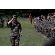 Le lieutenant-colonel du 152e régiment d'infanterie (RI) passe les troupes en revue pour la cérémonie de la fête nationale à Cincu, en Roumanie.