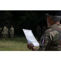 Le lieutenant-colonel Pierre Houdaille lit l'ordre du jour pour la fête nationale à Cincu, en Roumanie.