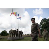Le lieutenant-colonel Pierre Houdaille préside la cérémonie de la fête nationale à Cincu, en Roumanie.