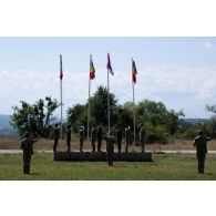 Montée des couleurs alliées du battlegroup forward presence (BGFP) pour la fête nationale belge à Cincu, en Roumanie.