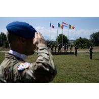 Un officier belge salue la montée des couleurs pour une cérémonie à Cincu, en Roumanie.