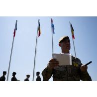 Le commandant d'unité du régiment Libération-5e de ligne prononce un discours pour une cérémonie à Cincu, en Roumanie.