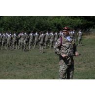Le commandant d'unité du régiment Libération-5e de ligne prononce un discours pour une cérémonie à Cincu, en Roumanie.
