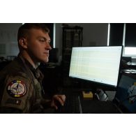 Portrait d'un agent de la cyberdéfense du 35e régiment d'infanterie (RI) dans un bureau à Cincu, en Roumanie.