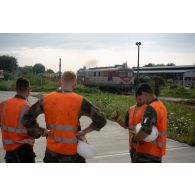 Des soldats du centre de coordination interarmées des transits, transports et mouvements (CCITTM) attendent l'arrivée d'un train en gare de Voila, en Roumanie.
