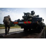 Un artilleur contrôle le déchargement d'un camion équipé d'un système d'artillerie (CAESAR) depuis un train à Voila, en Roumanie.