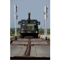 Déchargement d'un camion équipé d'un système d'artillerie (CAESAR) depuis un train à Voila, en Roumanie.
