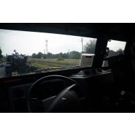 Déchargement d'un camion équipé d'un système d'artillerie (CAESAR) depuis un train à Voila, en Roumanie.