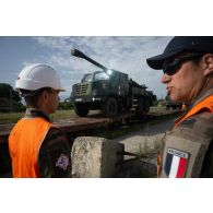 Des soldats du centre de coordination interarmées des transits, transports et mouvements (CCITTM) déchargent un camion équipé d'un système d'artillerie (CAESAR) depuis un train en gare de Voila, en Roumanie.