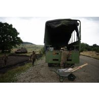 Des sapeurs du 19e régiment du génie (RG) récupèrent du matériel à l'arrière d'un camion GBC-180 à Cincu, en Roumanie.