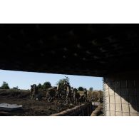 Des sapeurs du 19e régiment du génie (RG) construisent des bastion wall pour la conception d'un poste de combat dans une tranchée à Cincu, en Roumanie.