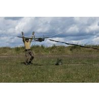 Un droniste luxembourgeois déploie un drone Puma RQ-20 à Cincu, en Roumanie.