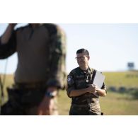 Un médecin en chef du Service de santé des armées (SSA) supervise un exercice de secourisme à Cincu, en Roumanie.