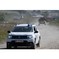 La gendarmerie prévôtale escorte un véhicule de l'avant blindé sanitaire (VAB SAN) pour une évacuation de blessés à Cincu, en Roumanie.