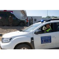 La gendarmerie prévôtale escorte une évacuation de blessés par amulance depuis le Rôle 1 de Cincu, en Roumanie.