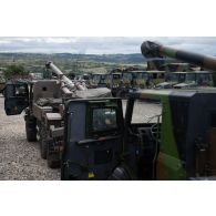 Des camions équipés d'un système d'atillerie (CAESAR) du 68e régiment d'artillerie d'Afrique (RAA) stationnent près de Cherry Hill à Cincu, en Roumanie.