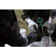 Des soldats du 2e régiment de dragons (RD) analysent des échantillons prélevés sur un site contaminé à Cincu, en Roumanie.