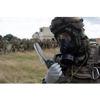 Un soldat du 2e régiment de dragons (RD) communique par radio au terme d'une analyse sur un site contaminé à Cincu, en Roumanie.