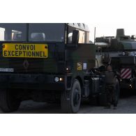 Un mécanicien contrôle les niveaux d'un camion TRM-10000 avant un départ en convoi sur la route de Babadag, en Roumanie.