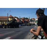 Une colonne de véhicules blindés de combat d'infanterie (VBCI) du 35e régiment d'infanterie (RI) traverse les rues d'Agnita sous le regard des habitants, en Roumanie.