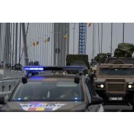 La police militaire roumaine sécurise la route d'un convoi sur le pont de Brăila, en Roumanie.
