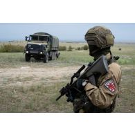 Un soldat luxembourgeois sécurise la zone d'installation d'un centre opérationnel à Babadag, en Roumanie.
