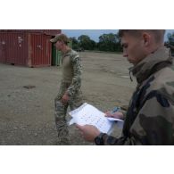 Un instructeur français transmet les consignes auprès de soldats belges du régiment Libération-5e de ligne pour un atelier mémoire à Cincu, en Roumanie.