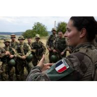 Un sapeur du 19e régiment du génie (RG) transmet les consignes à des soldats portugais pour un atelier de bréchage à Cincu, en Roumanie.
