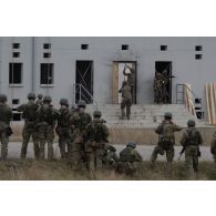 Des sapeurs du 19e régiment du génie (RG) font une démonstration de bréchage dans un bâtiment auprès des soldats portugais à Cincu, en Roumanie.