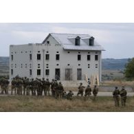 Des soldats portugais participent à un atelier de bréchage dans un bâtiment à Cincu, en Roumanie.