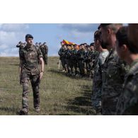 Le colonel Philippe Le Duc du 35e régiment d'infanterie (RI) passe les troupes macédoniennes en revue pour une cérémonie de clôture d'exercice à Cincu, en Roumanie.