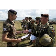 Le colonel Philippe Le Duc du 35e régiment d'infanterie (RI) remet un diplôme à un soldat macédonien au terme d'un exercice à Cincu, en Roumanie.