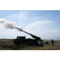 Tir d'obus par un camion équipé d'un système d'artillerie (CAESAR) du 68e régiment d'artillerie d'Afrique (RAA) à Cap Midia, en Roumanie.