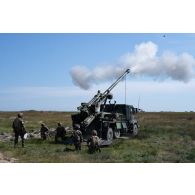 Tir d'obus par un camion équipé d'un système d'artillerie (CAESAR) du 68e régiment d'artillerie d'Afrique (RAA) à Cap Midia, en Roumanie.