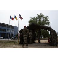 Des officiers américains et roumains travaillent au centre opérationnel (CO) de la base de Cap Midia, en Roumanie.
