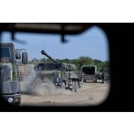 Des camions équipés d'un système d'artillerie (CAESAR) du 68e régiment d'artillerie d'Afrique (RAA) se préparent pour un exercice de tir à Cap Midia, en Roumanie.